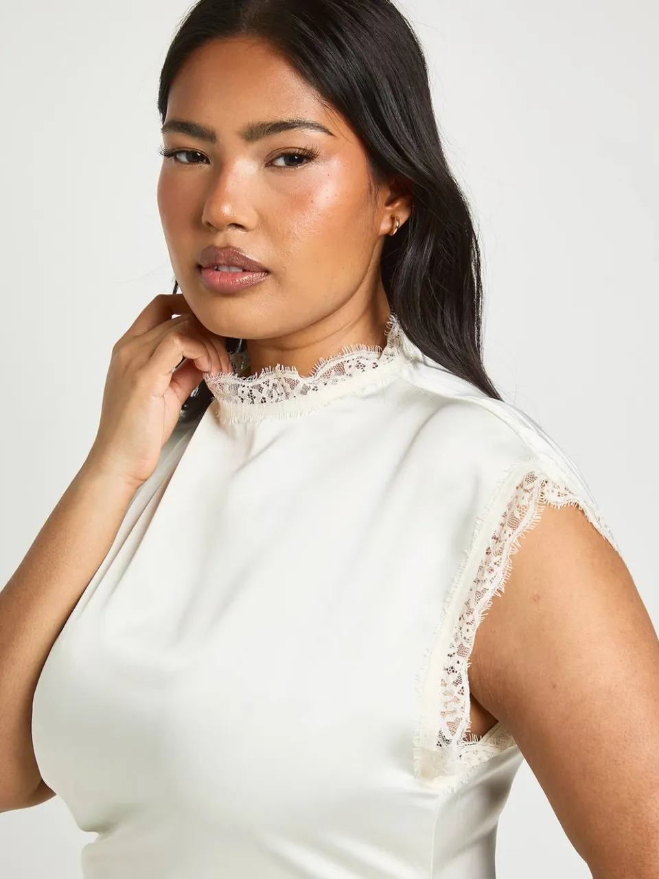 boohoo Dames Plus Satijnen Maxi Jurk Met Hoge Hals En Kanten Afwerking ivoor, foto 4