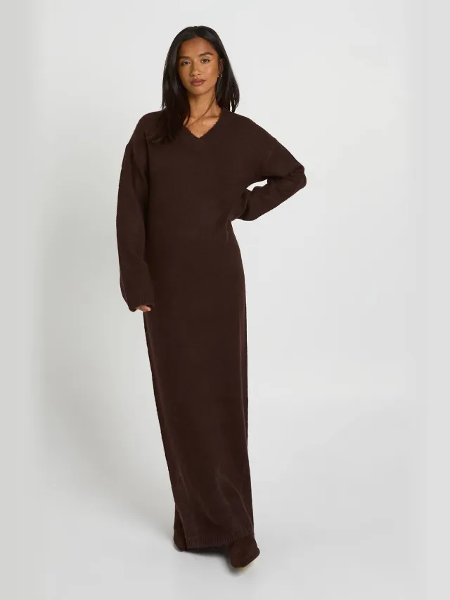 boohoo Dames Petite Gebreide Maxi Jurk Met V-hals En Lange Mouwen Chocoladebruin
