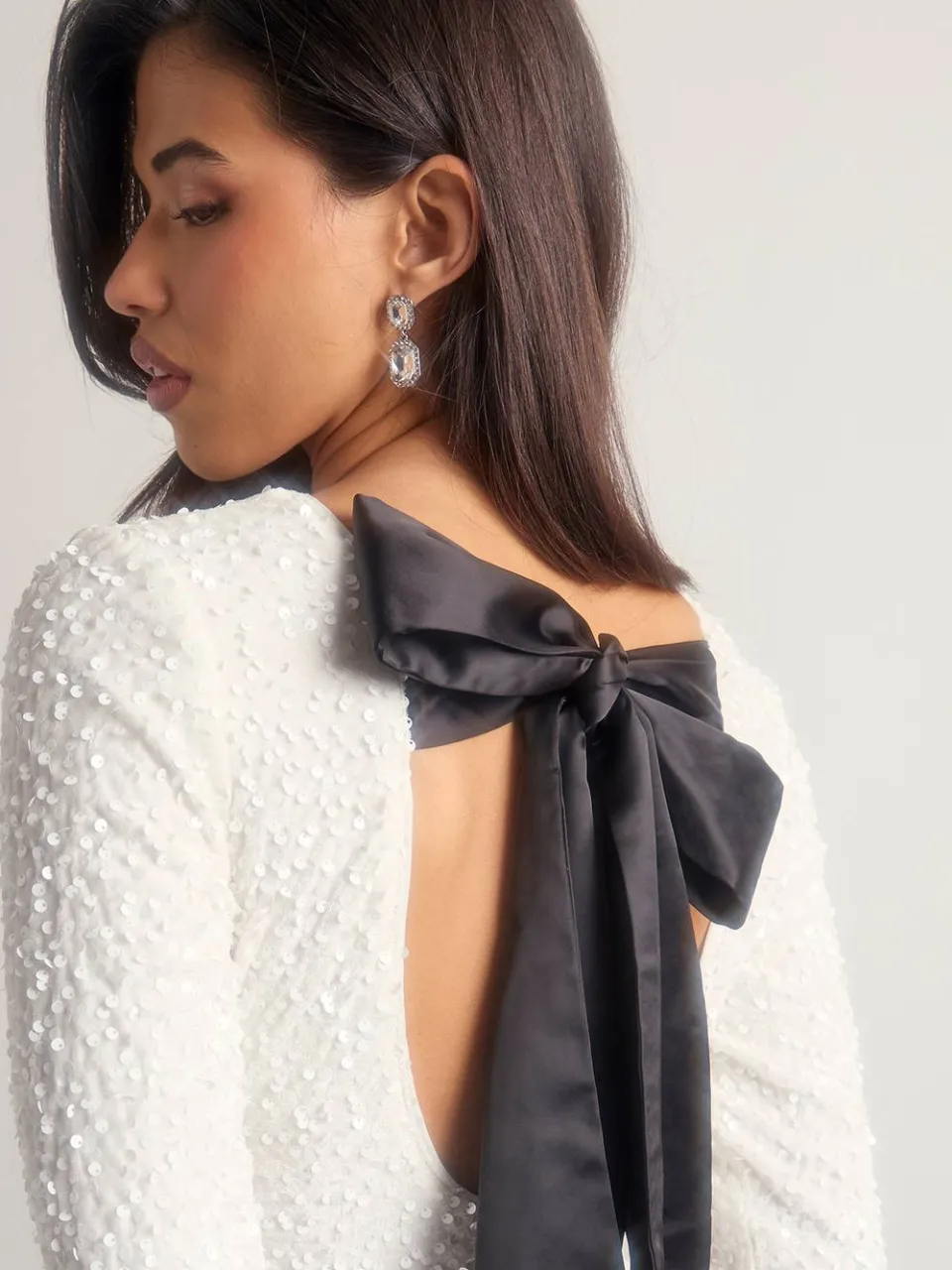 boohoo Dames Petite fluwelen pailletten strik op de rug mini-jurk wit, foto 5