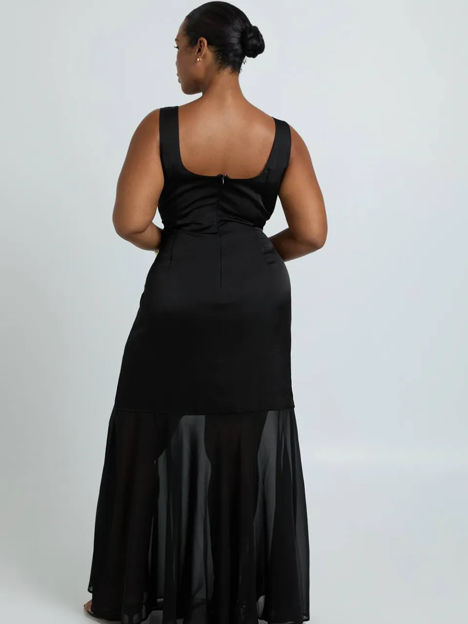 boohoo Dames Plus Satijn En Chiffon Mix Geplooide Maxi Jurk zwart, foto 2