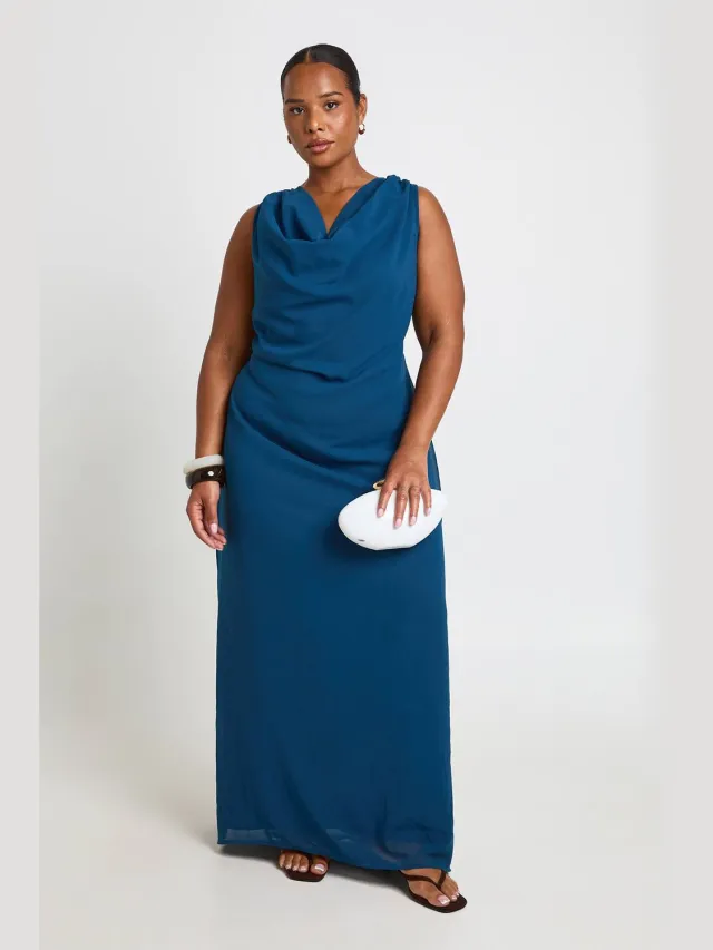 boohoo Dames Plus Chiffon Maxi Jurk Met Waterval Halslijn Marineblauw