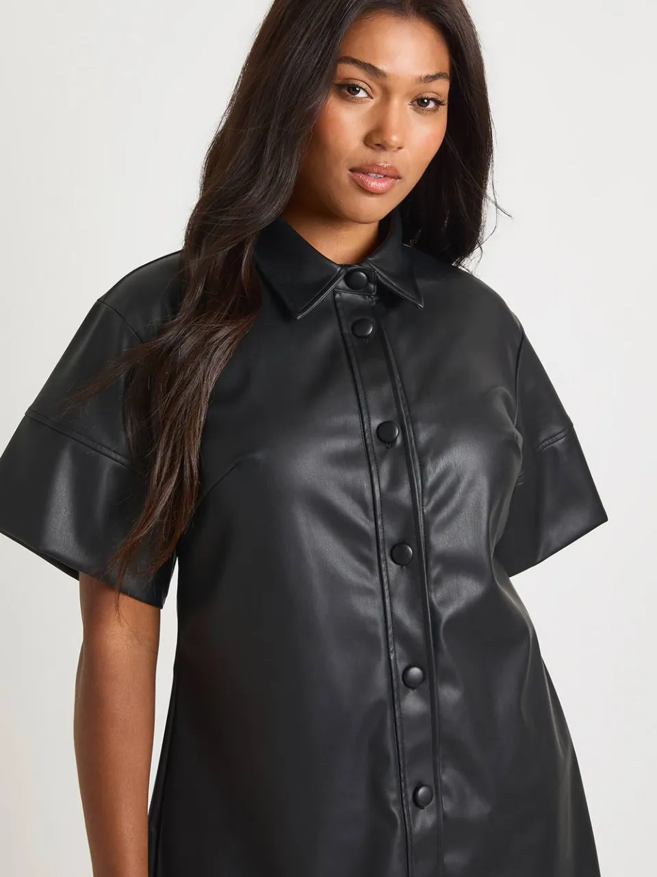 boohoo Dames Plus PU Mini Jurk met korte mouwen en knoopsluiting zwart, foto 4