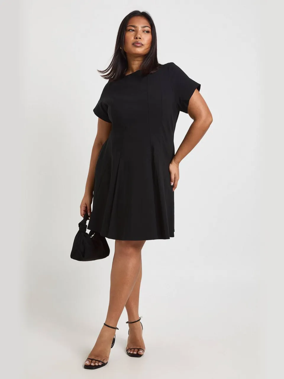 boohoo Dames Plus Bengaline Korte Mouw Geplooide Skater Jurk zwart, foto 3