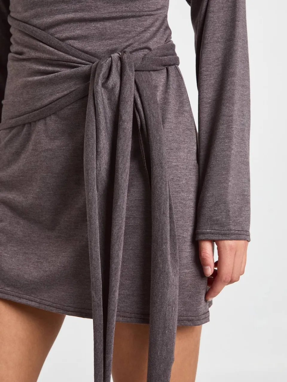 boohoo Dames Marl Asymmetrische Schouder Strikceintuur Mini Jurk koffie, foto 4