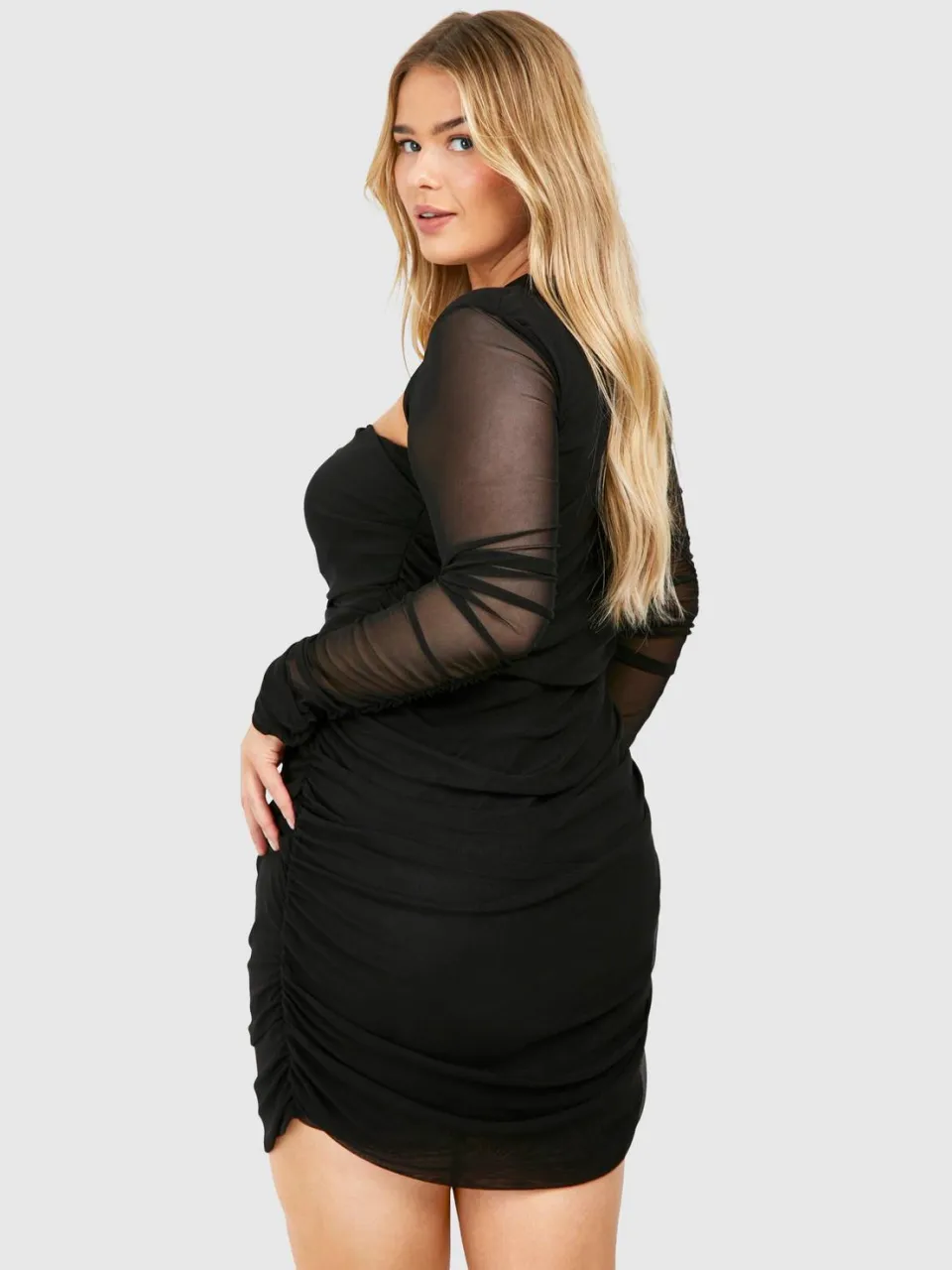 boohoo Dames Plus Mesh Twist Detail Gerafelde Bodycon Jurk zwart, foto 2