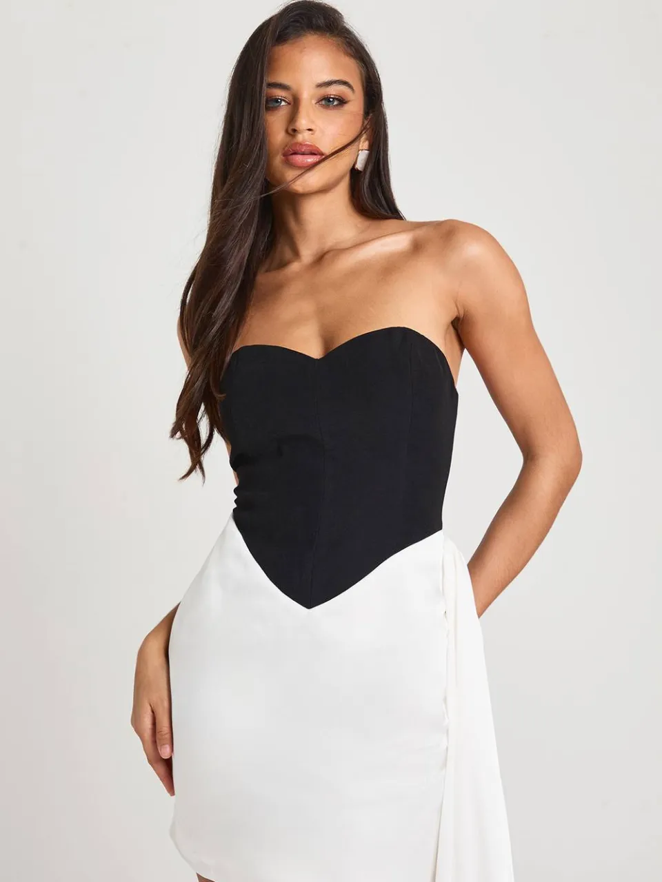 boohoo Dames Contrast Drapeer Bodycon Mini Jurk zwart, foto 3
