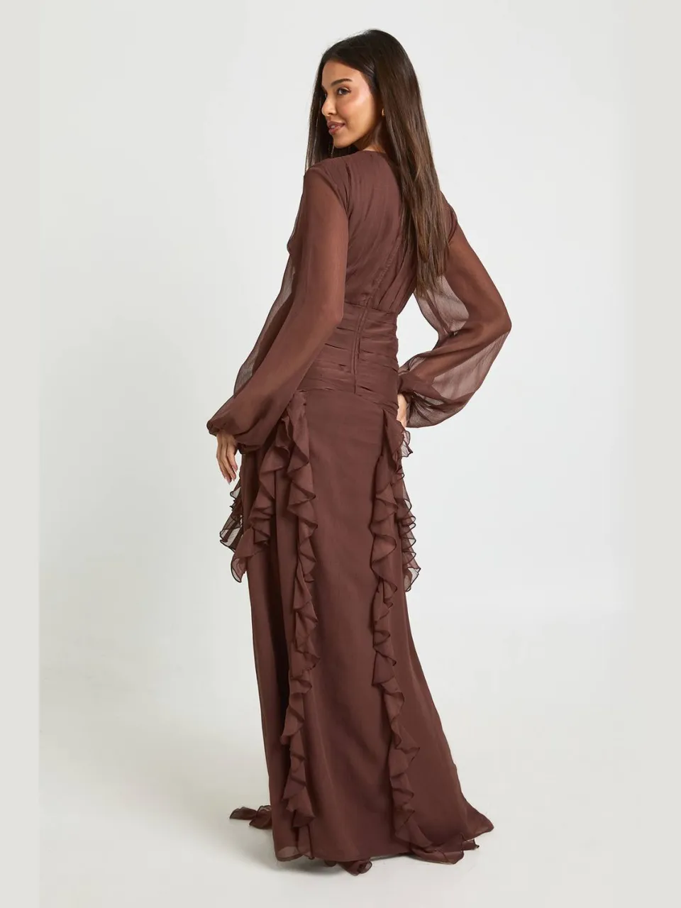 boohoo Dames Kreukchiffon Ruches Maxi Jurk chocoladebruin, foto 2