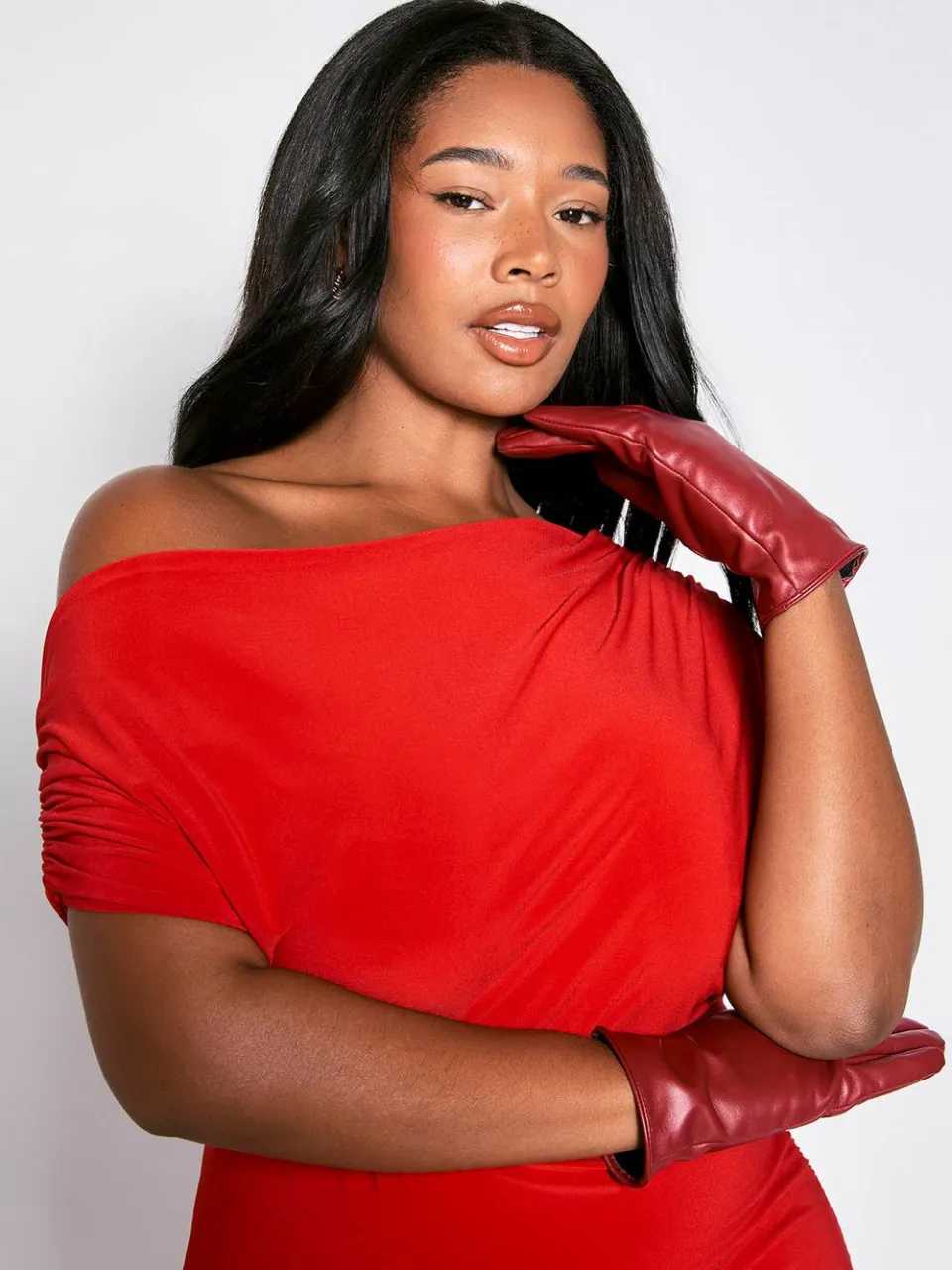 boohoo Dames Plus Gerimpelde Asymmetrische Maxi Jurk rood, foto 3