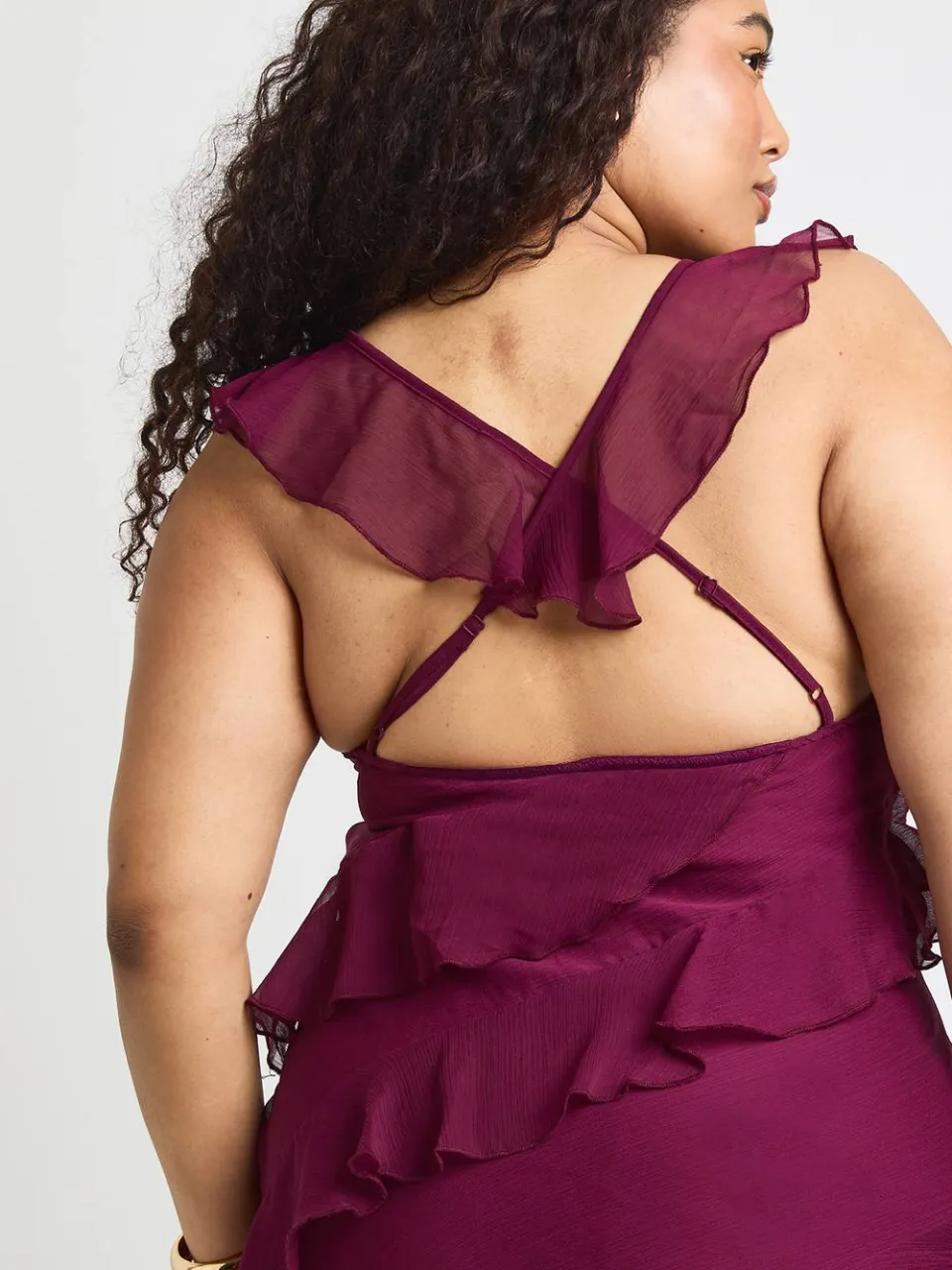 boohoo Dames Plus Chiffon Ruffle Bandjes Maxi Jurk wijn, foto 4