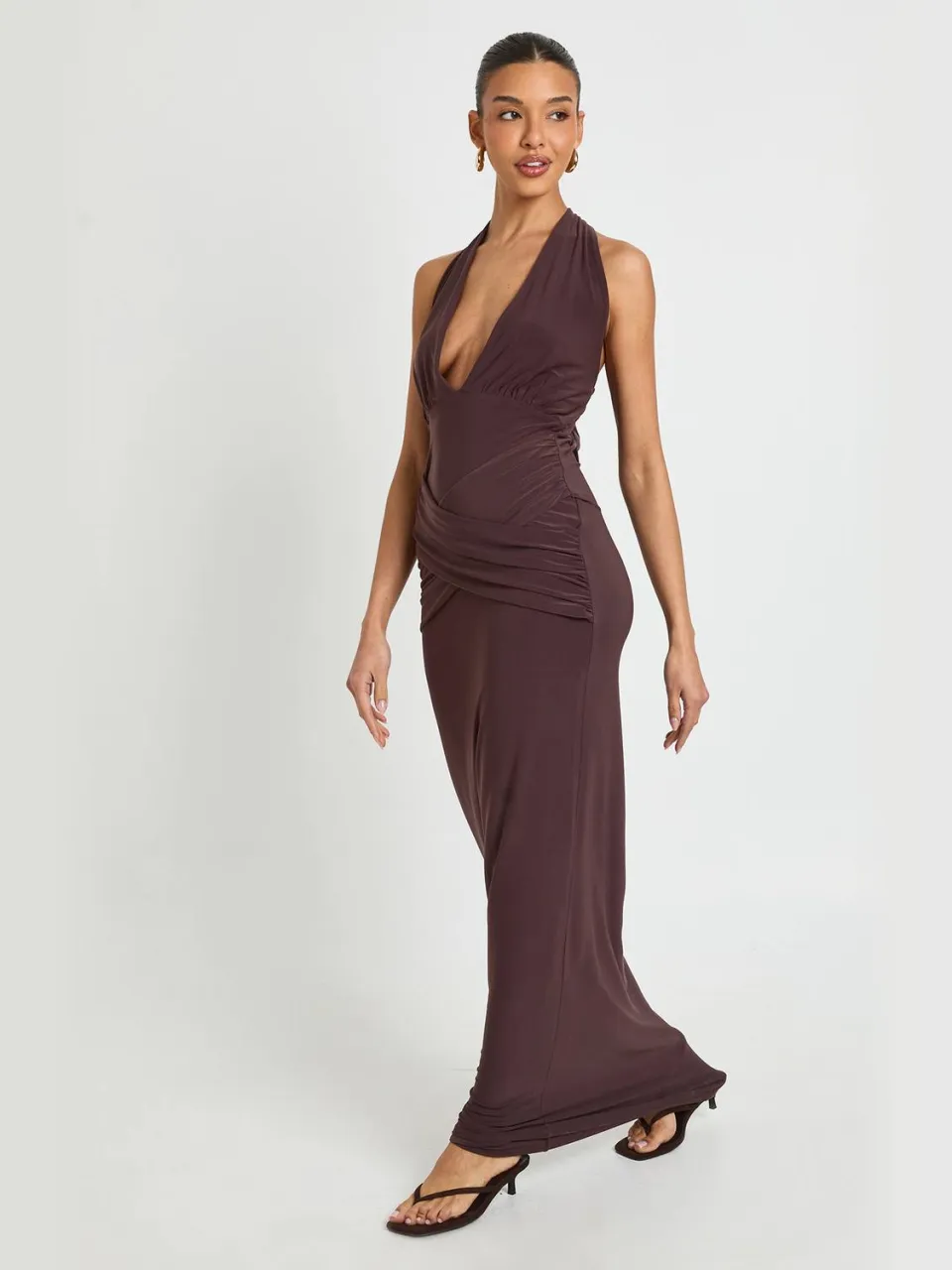 boohoo Dames Gladde Maxi-jurk Met Diepe Halternek En Wikkeldetail In De Taille chocoladebruin, foto 3
