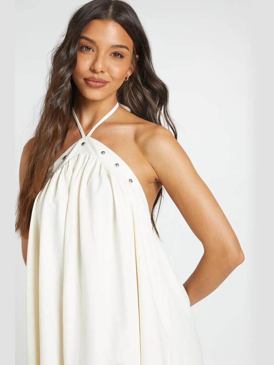 boohoo Dames Getextureerde Halternek Jurk Met Studs En Trapeze Model crème, foto 4
