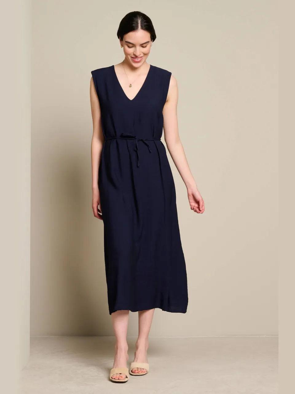 LOLALIZA midi jurk met ceintuur - donkerblauw, foto 4
