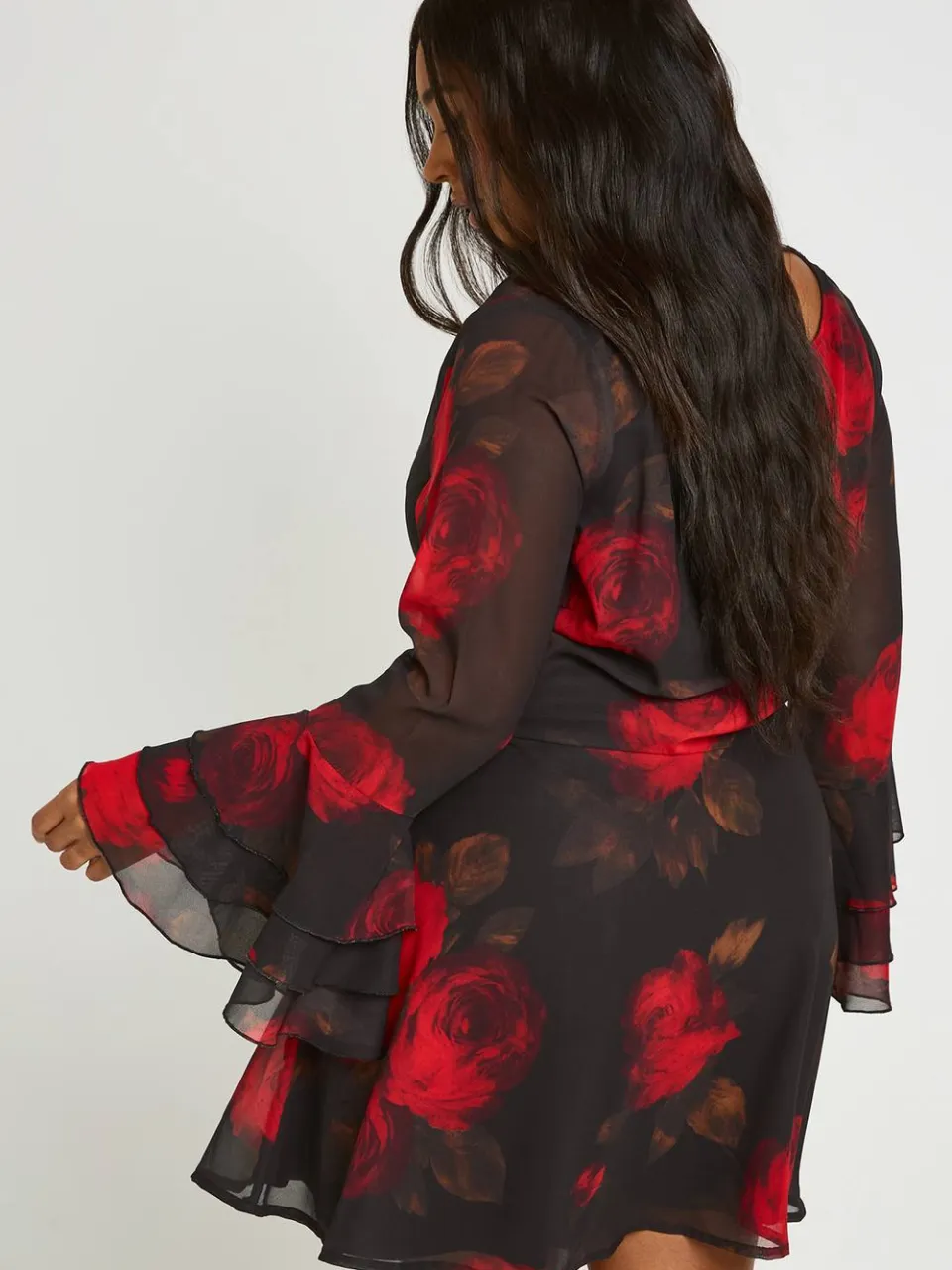 boohoo Dames Plus Bloemen Chiffon Mini-jurk Met Strikdetail Op De Rug En Wijd Uitlopende Rok zwart, foto 2