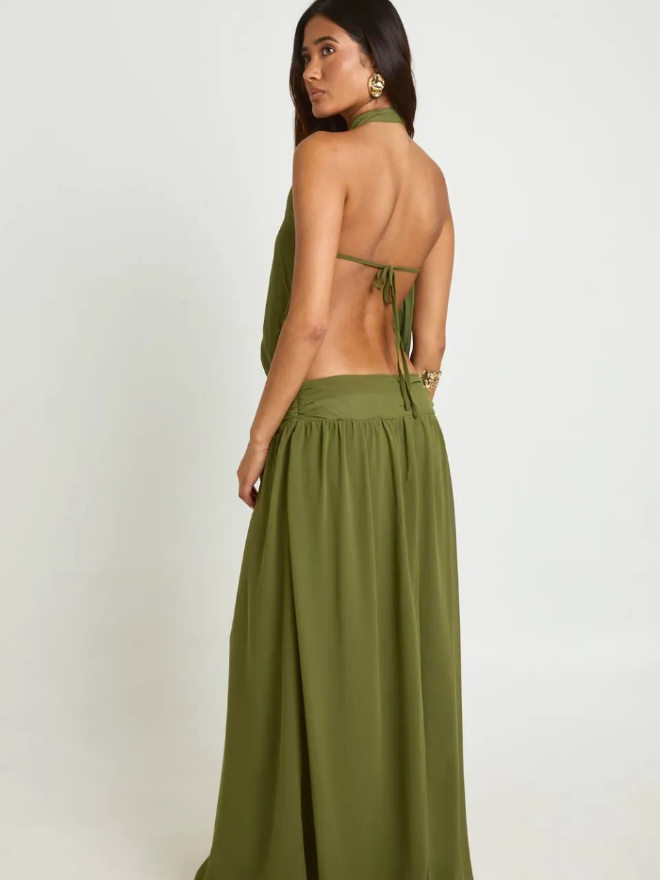 boohoo Dames Chiffon Geplooide Lage Taille Halter Maxi Jurk olijf, foto 2