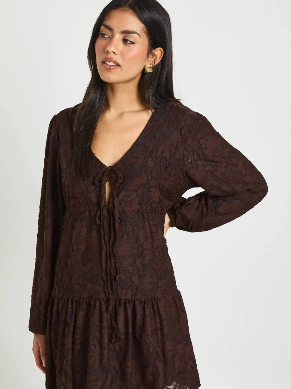 boohoo Dames Burnout Bloemen Strikjurk met Smokwerk chocoladebruin, foto 3