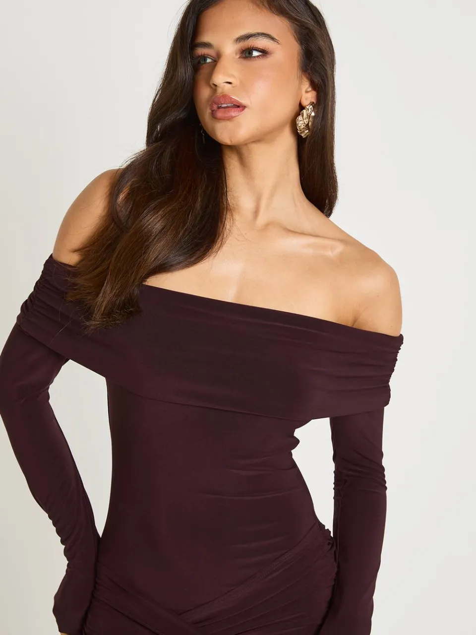 boohoo Dames Bardot Drapedetail Lang Mouw Mini-jurk chocoladebruin, foto 4