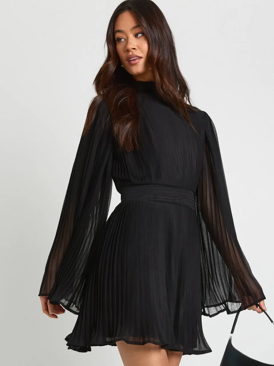 boohoo Dames Lang geplooide chiffon mini-jurk met hoge hals en uitlopende mouwen zwart, foto 3