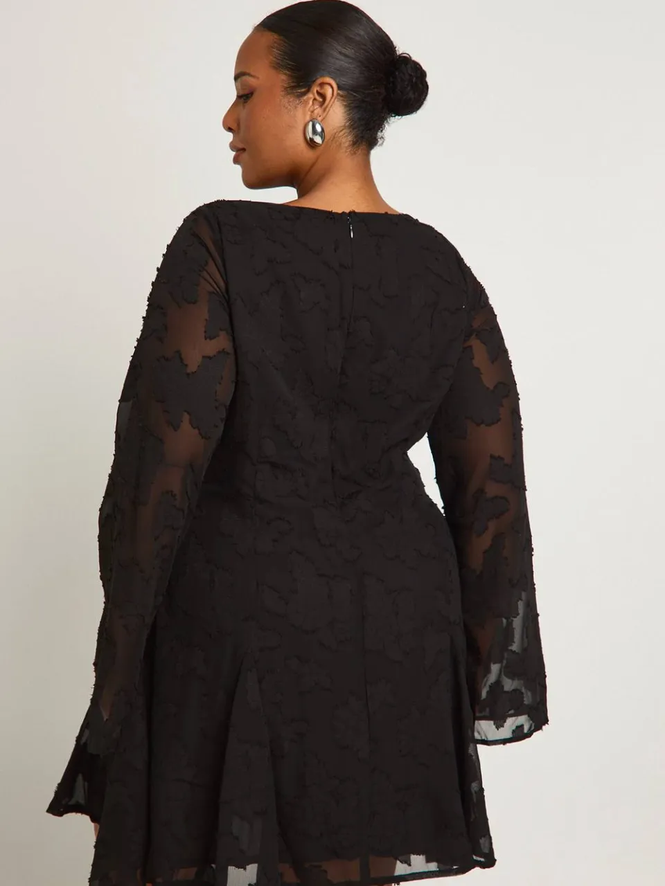 boohoo Dames Plus Burnout cowl-hals jurk met ruches aan de voorkant in skaterstijl zwart, foto 2