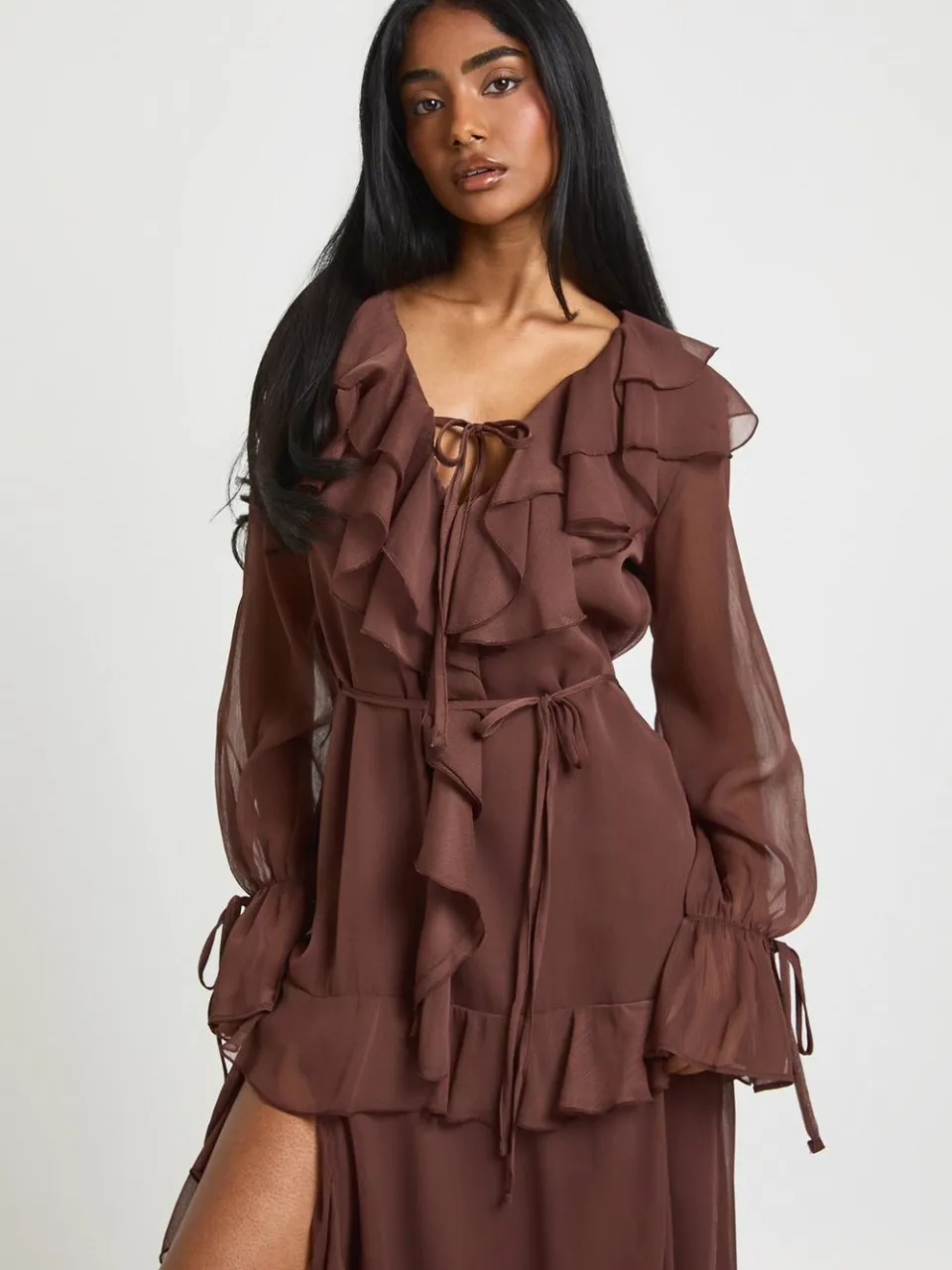 boohoo Dames Chiffon Maxi Jurk met Ruffle Details en Zwevende Pasvorm chocoladebruin, foto 3