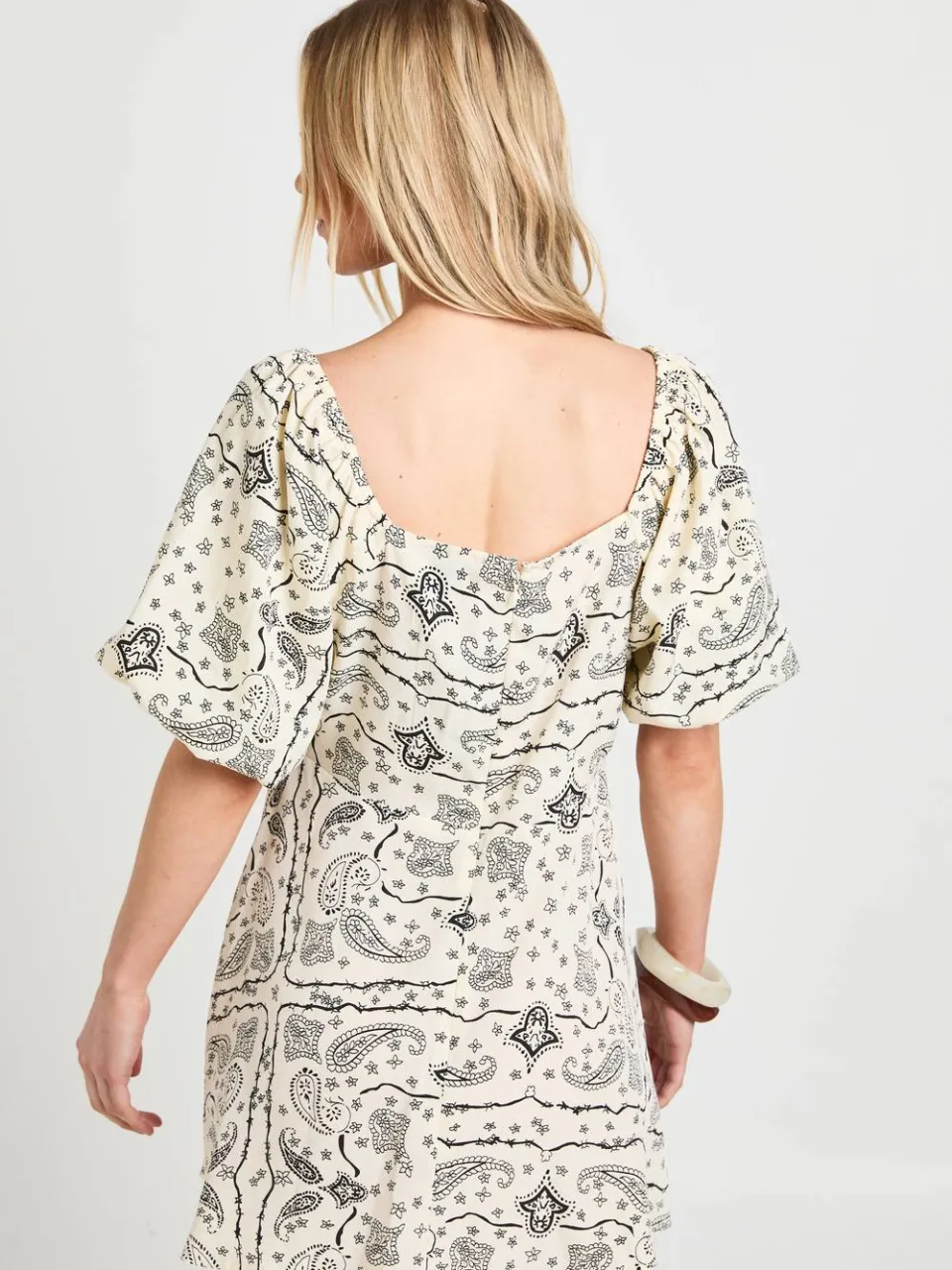 boohoo Dames Petite Mini-jurk Met Paisley Print En Kanten Afwerking crème, foto 3