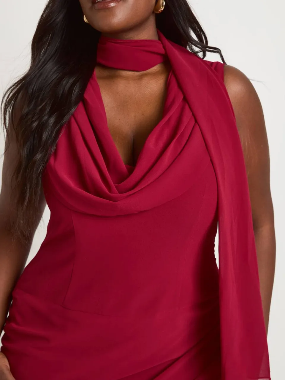 boohoo Dames Plus Chiffon Watervalhals Mouwloze Sjaal Hals Mini Jurk kersen, foto 4