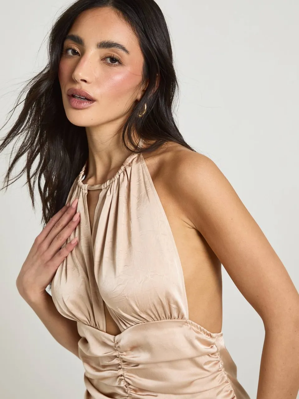 boohoo Dames Satijnen Mini Jurk Met Gerimpeld Detail champagne, foto 4