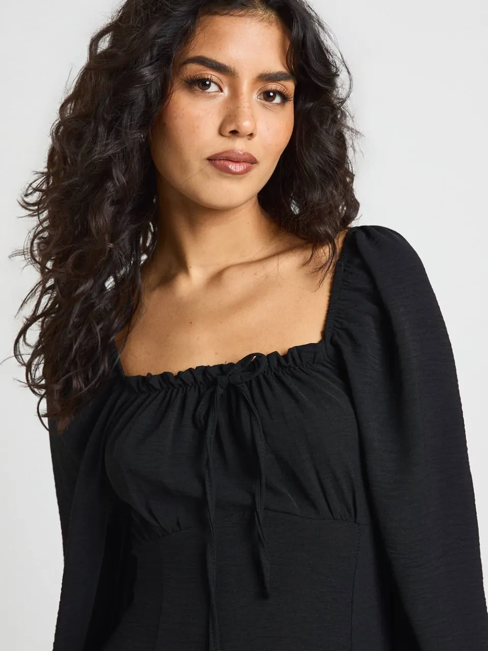 boohoo Dames Gehamerde Volume Mouw Melkmeid Mini Jurk zwart, foto 3