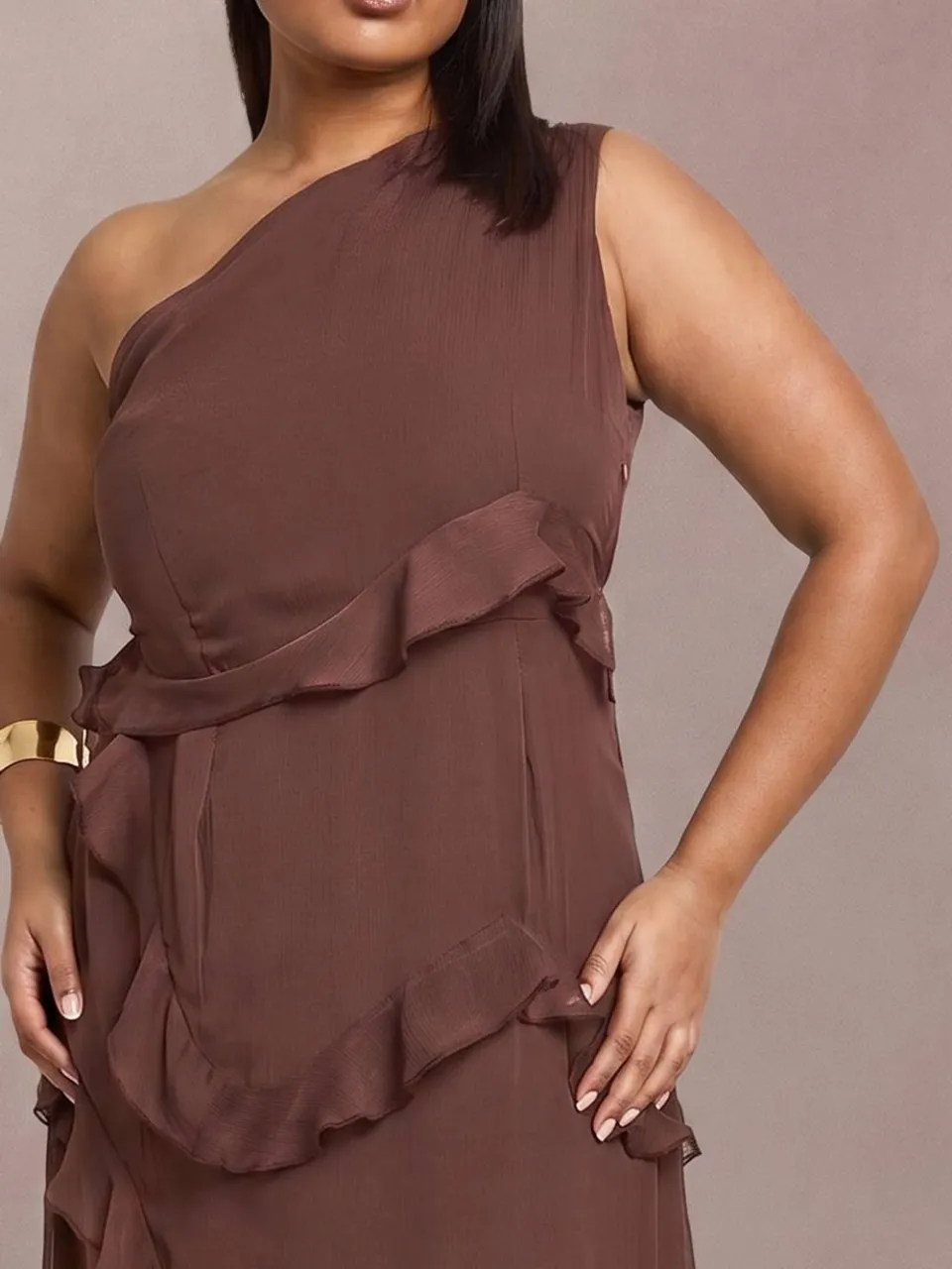 boohoo Dames Plus Chiffon Asymmetrische Maxi Jurk chocoladebruin, foto 4