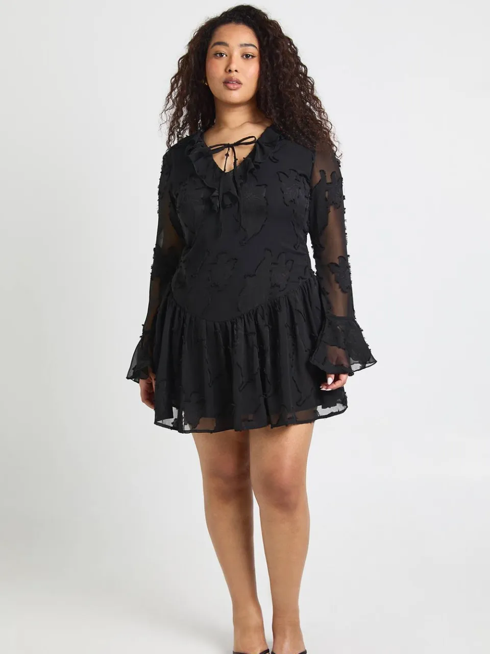 boohoo Dames Plus Bloemen Burnout Mini Jurk met Gedipte Zoom Zwart
