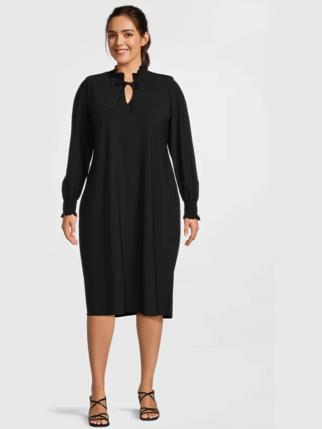 Plus Basics jurk van travelstof zwart