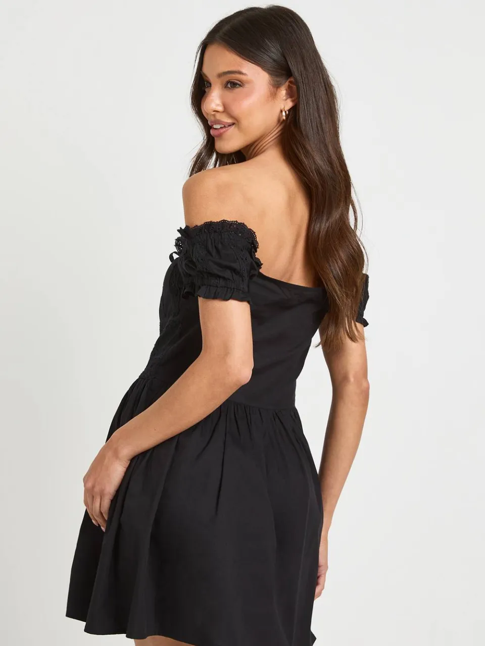 boohoo Dames Mini-jurk Met Kanten Inzet En Bardothals zwart, foto 3