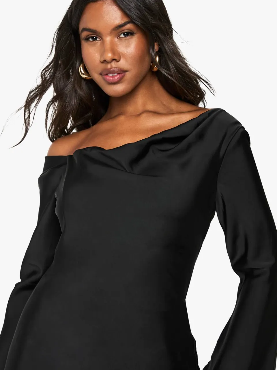 boohoo Dames Satijn Draped Flared Sleeve Mini Dress zwart, foto 4