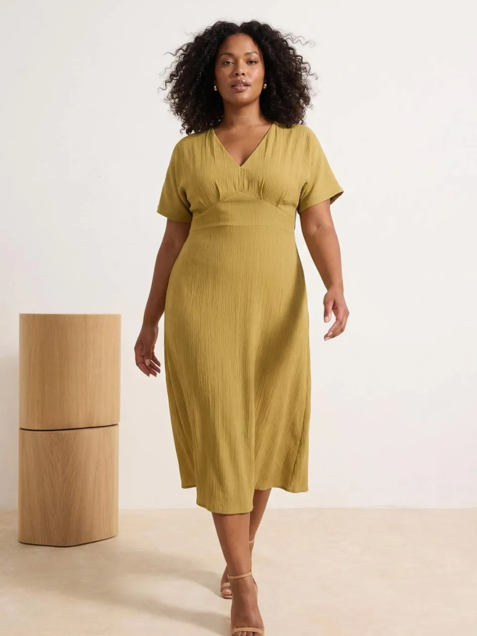 Trendyol Curve Dames Kaki Bloemen Maxi Kort Casual A-lijn Grote maten Jurk