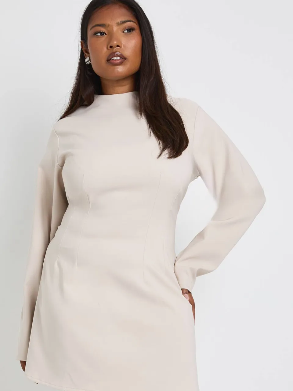boohoo Dames Plus shiftjurk met ingesnoorde detail en ballonmouwen beige, foto 3