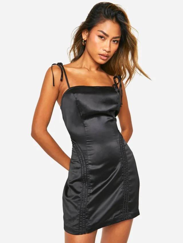 boohoo Dames Satijnen mini-jurk met pijpdetails en strikbandjes Zwart