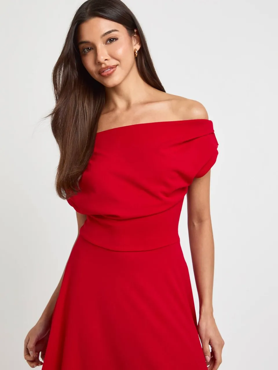 boohoo Dames Crêpe Asymmetrische Halslijn Skater Midi Jurk rood, foto 4