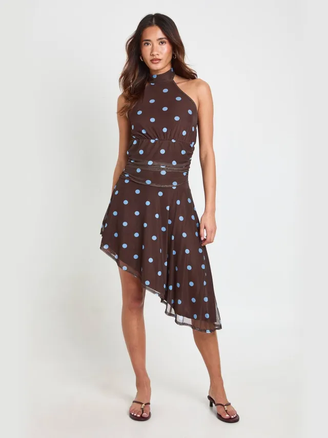 boohoo Dames Mesh Halter Jurk Met Polkadot Print Getailleerde Taille En Asymmetrische Zoom Chocoladebruin