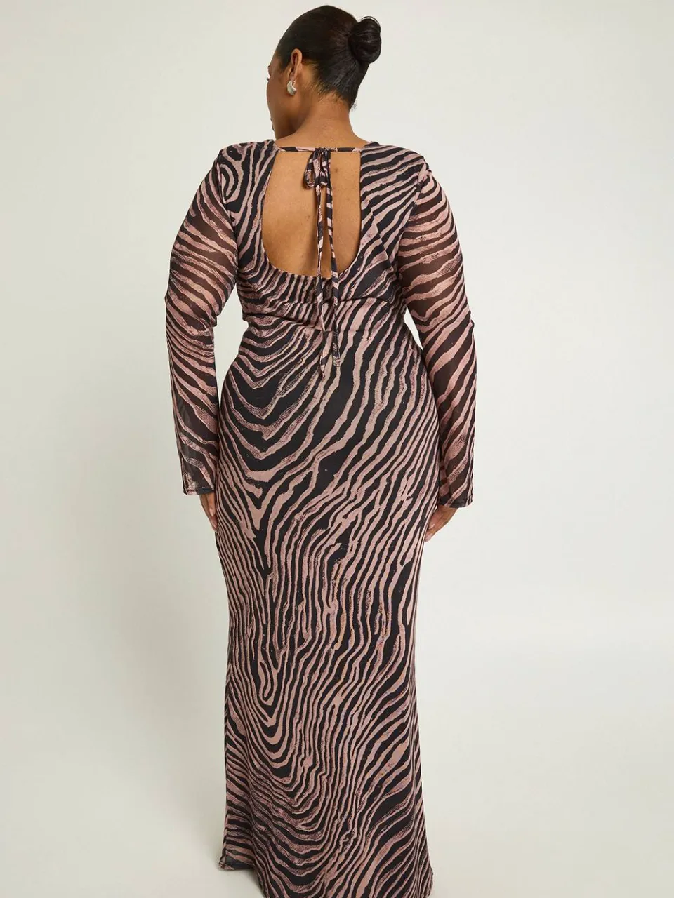 boohoo Dames Plus Zebra Schoudervulling Midaxi Jurk zwart, foto 2