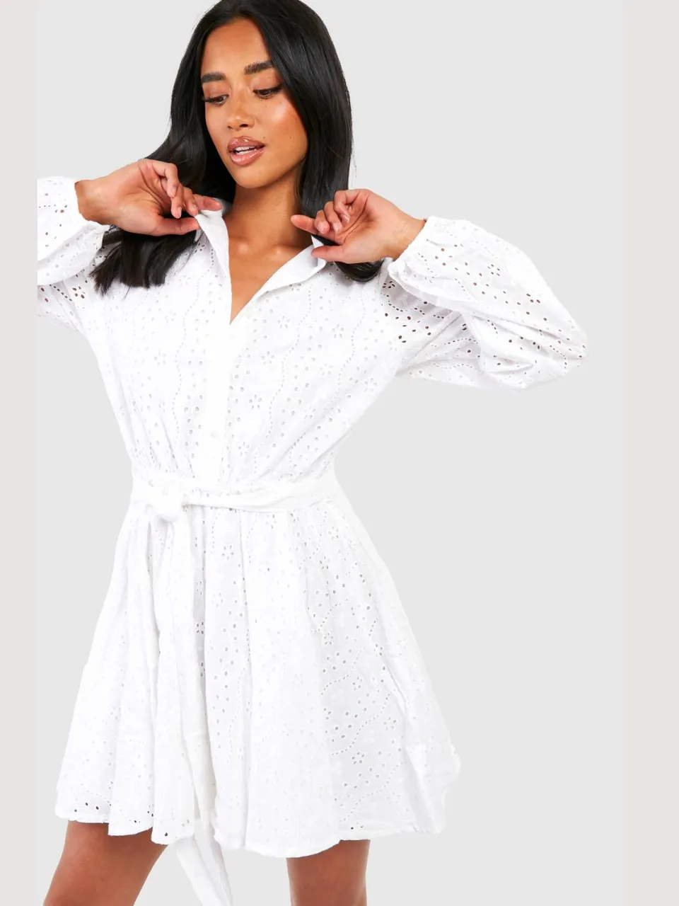 boohoo Dames Petite Broderie Ceintuur Skater Shirtjurk wit, foto 3