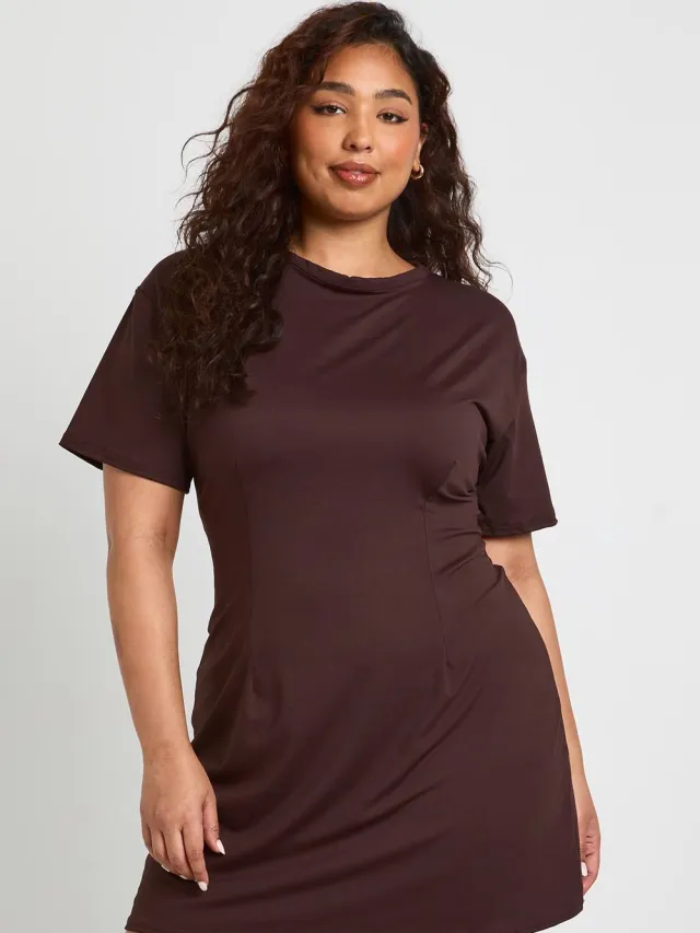 boohoo Dames Plus T-shirtjurk met getailleerd detail Chocoladebruin