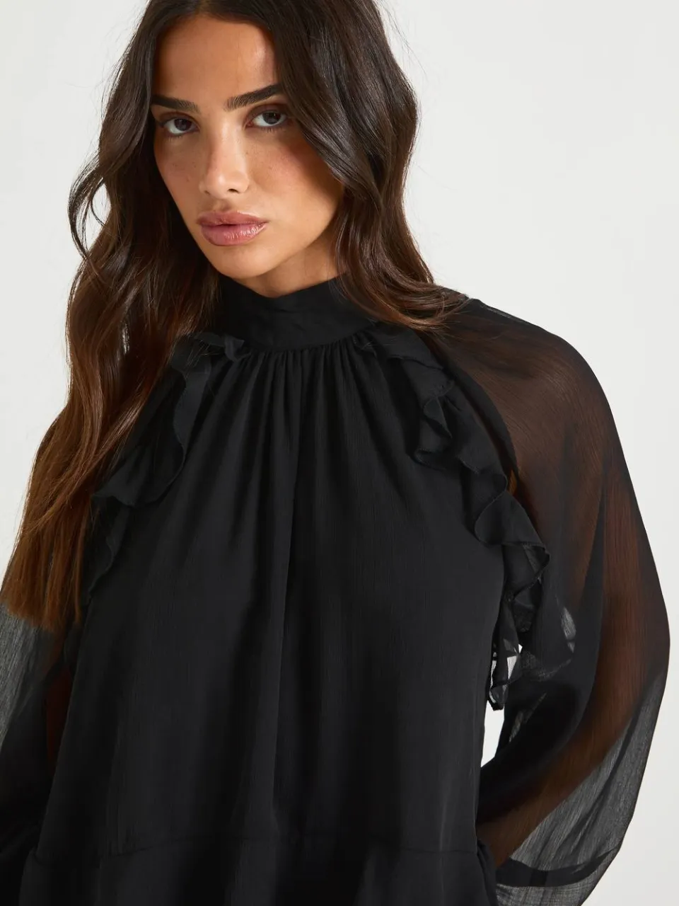 boohoo Dames Petite chiffon jurk met ruches zwart, foto 4