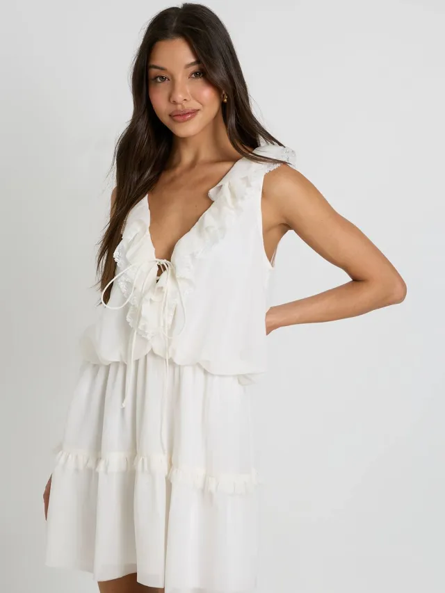 boohoo Dames Chiffon Skater Jurk Met Ruche Details Ivoor
