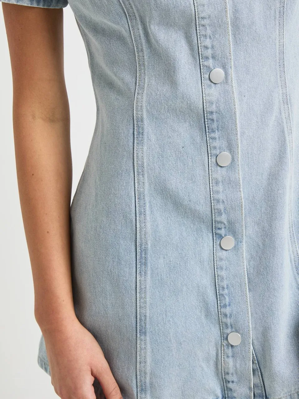 boohoo Dames Denim Jurk Met Korte Mouwen En Getailleerde Taille, foto 4
