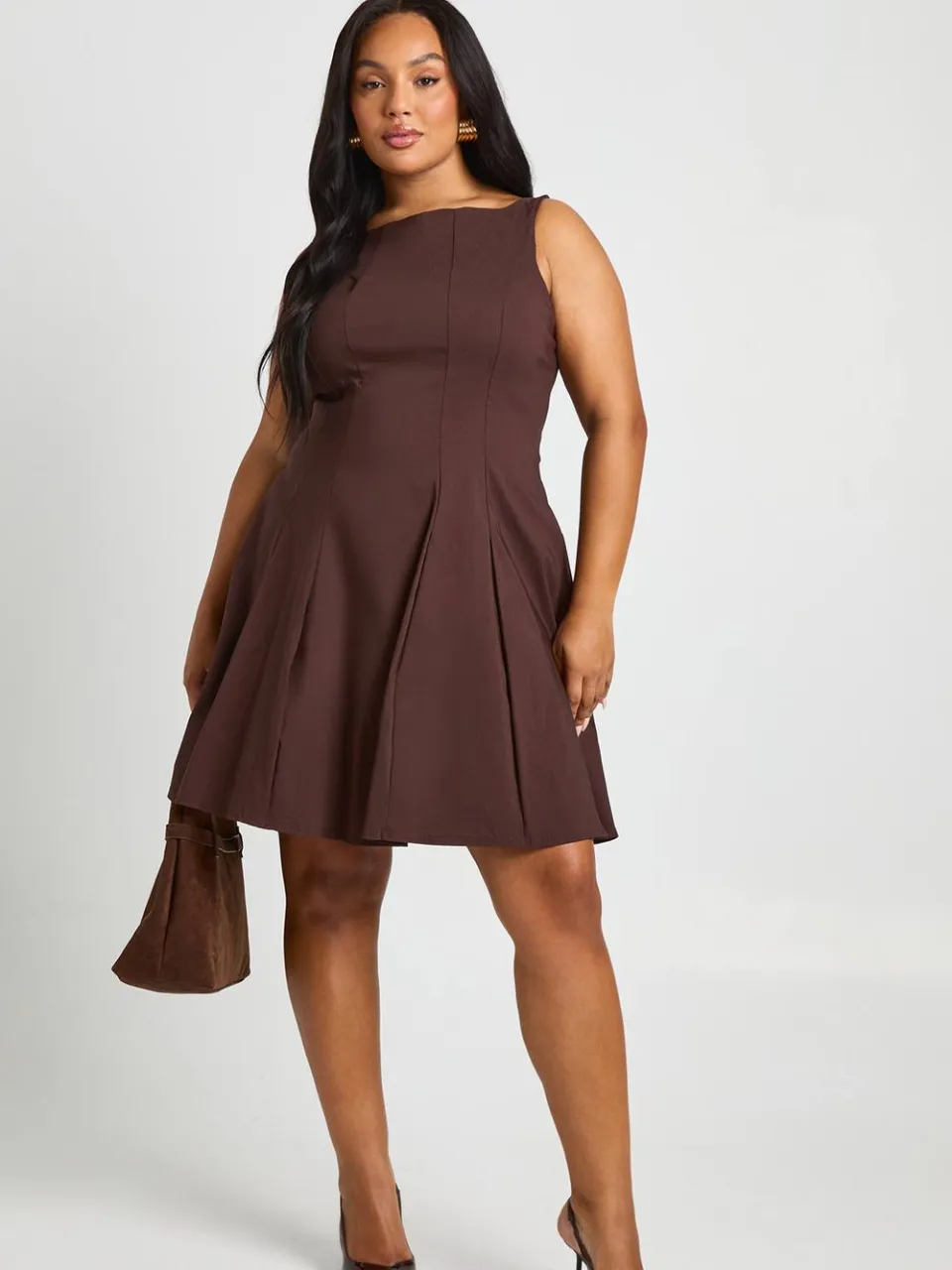 boohoo Dames Plus Bengaline Racerkraag Geplooide Skaterjurk chocoladebruin, foto 2