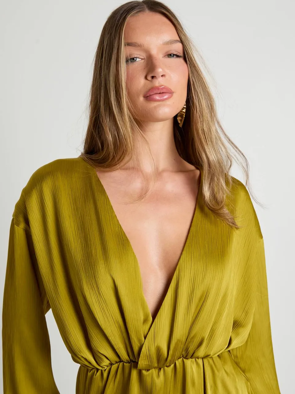 boohoo Dames Textuurrijke satijn draperende wikkelmini-jurk chartreuse, foto 4