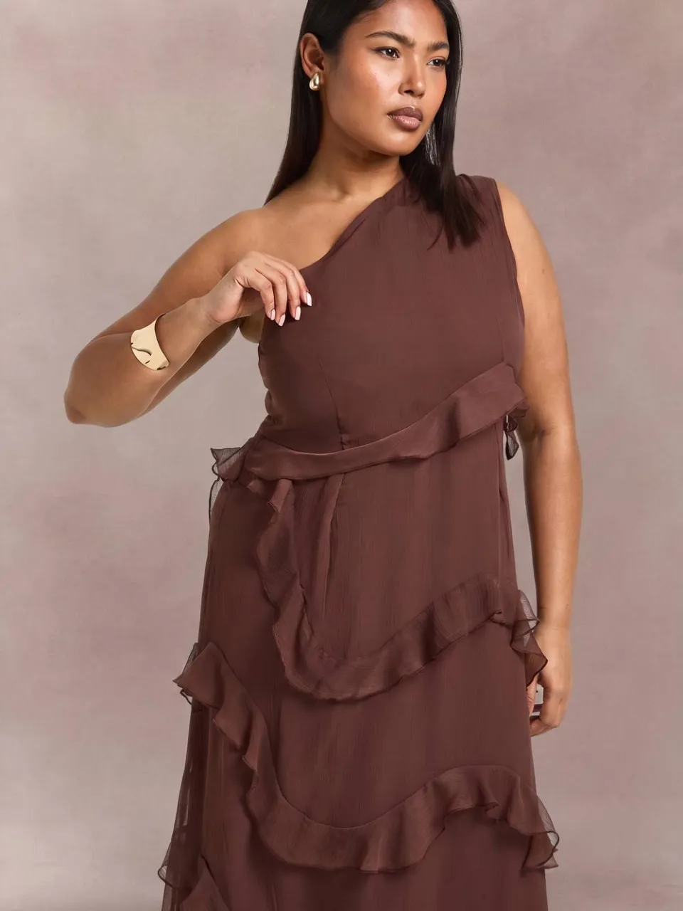 boohoo Dames Plus Chiffon Asymmetrische Maxi Jurk chocoladebruin, foto 3