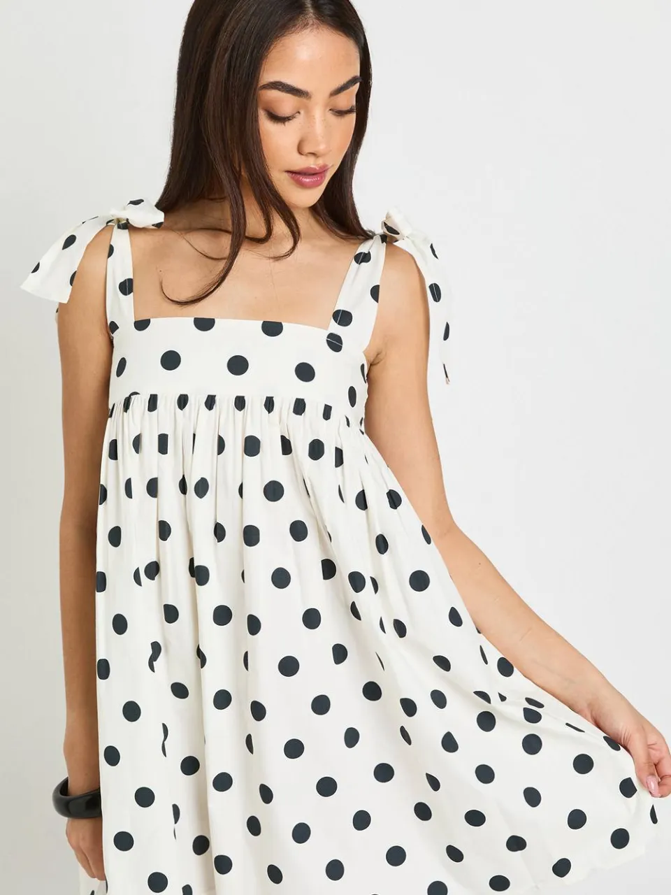 boohoo Dames Polkadot Mini Smock Jurk Met Strikbandjes Op De Schouders wit, foto 3