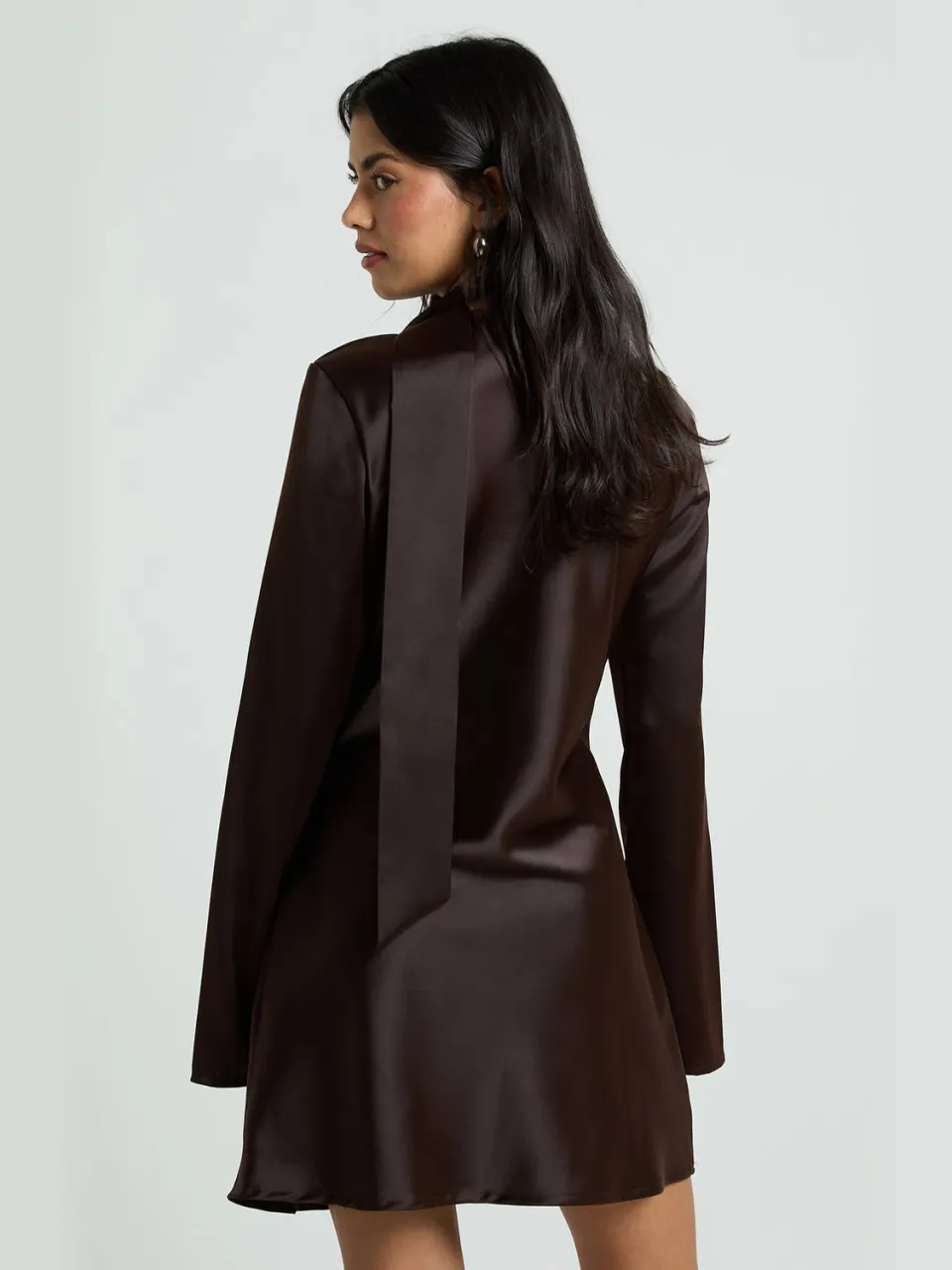 boohoo Dames Getextureerde Satijnen Sjaal Detail Shift Jurk espresso, foto 2