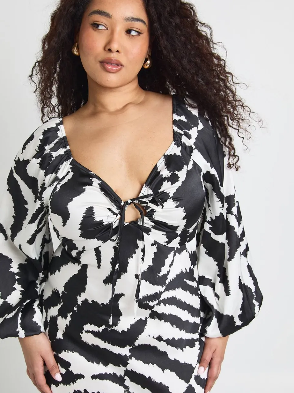 boohoo Dames Plus Gemengde Dierenprint Volume Mouw Satijn Midaxi Jurk zwart, foto 4