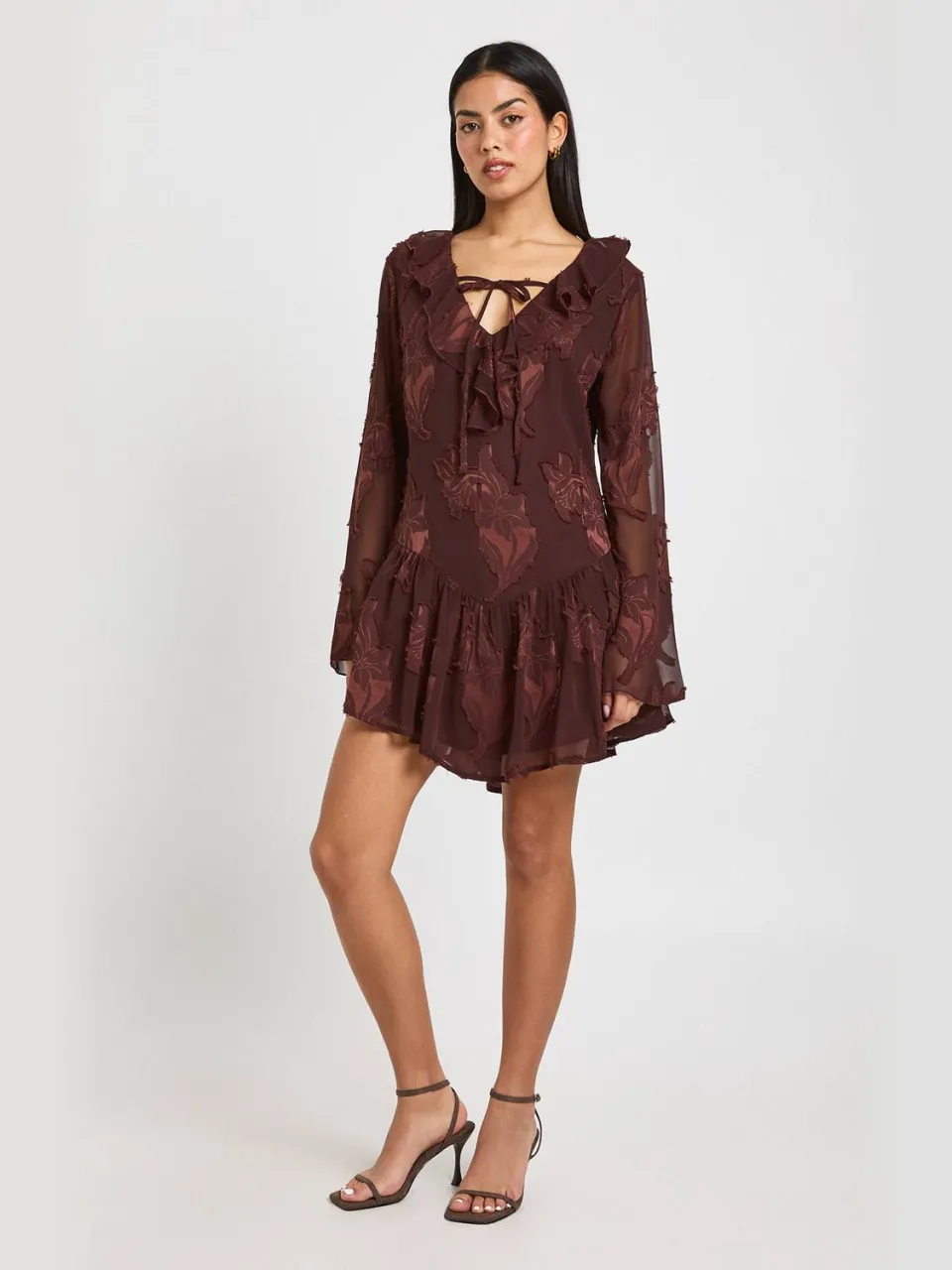 boohoo Dames Bloemen Burnout Mini Jurk met Gedipte Zoom chocoladebruin, foto 3